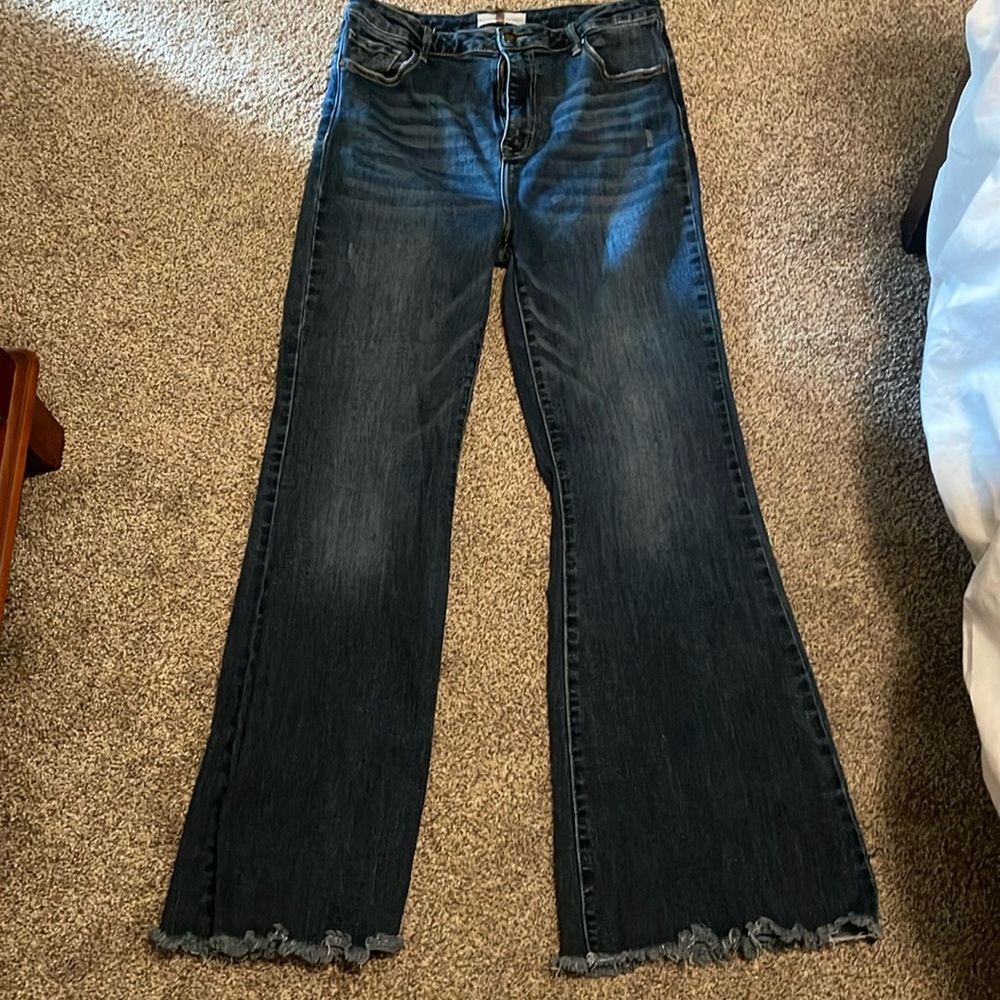 Risen flare jeans, frayed hem, distressed